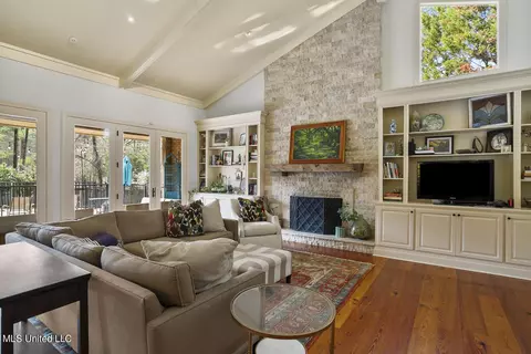 Living - 4433 Wedgewood St, Jackson, MS 39211 photo 2 of 3