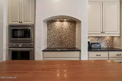 Kitchen - 4433 Wedgewood St, Jackson, MS 39211 photo 3 of 5