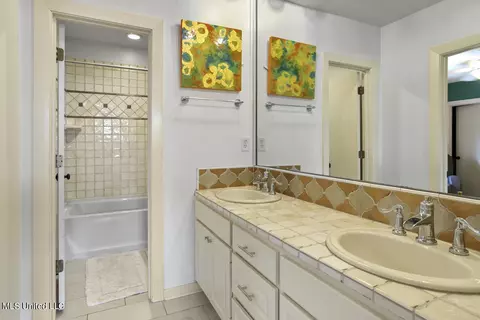 Bath - 4433 Wedgewood St, Jackson, MS 39211 photo 3 of 4