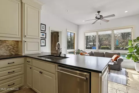 Kitchen - 4433 Wedgewood St, Jackson, MS 39211 photo 5 of 5