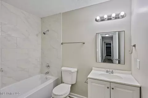 Bath - 123 Oakridge Dr, Jackson, MS 39212 photo 2 of 2