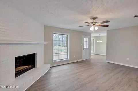 Living - 123 Oakridge Dr, Jackson, MS 39212 photo 3 of 3