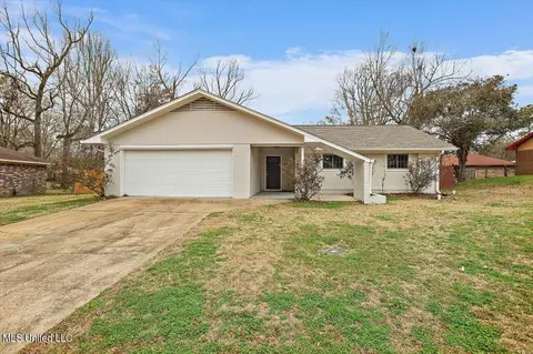 123 Oakridge Dr, Jackson, MS 39212