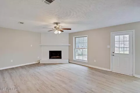 Living - 123 Oakridge Dr, Jackson, MS 39212 photo 1 of 3