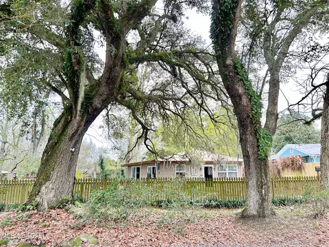 348 Ballentine St, Bay Saint Louis, MS 39520