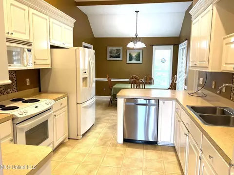 Kitchen - 610 E Abbey Pl, Brandon, MS 39047 photo 1 of 3