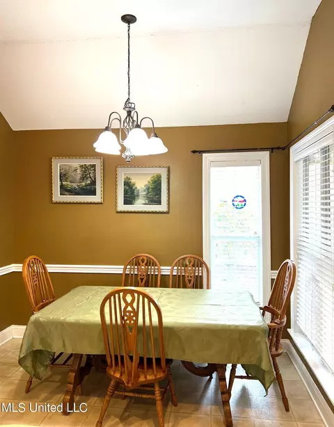 Dining - 610 E Abbey Pl, Brandon, MS 39047 photo 2 of 2
