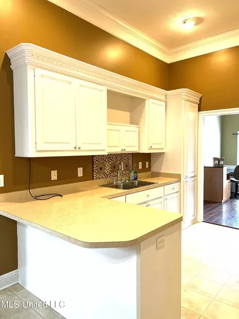 Kitchen - 610 E Abbey Pl, Brandon, MS 39047 photo 2 of 3