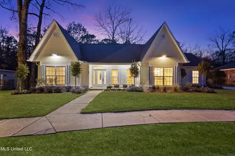 903 Woodglen Dr, Ocean Springs, MS 39564