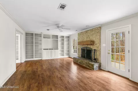 Living - 4676 Cheryl Dr, Jackson, MS 39211 photo 1 of 2