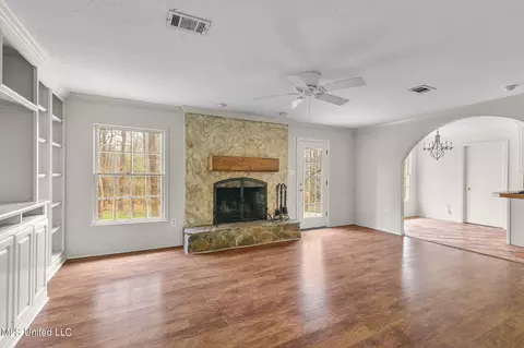 Living - 4676 Cheryl Dr, Jackson, MS 39211 photo 2 of 2