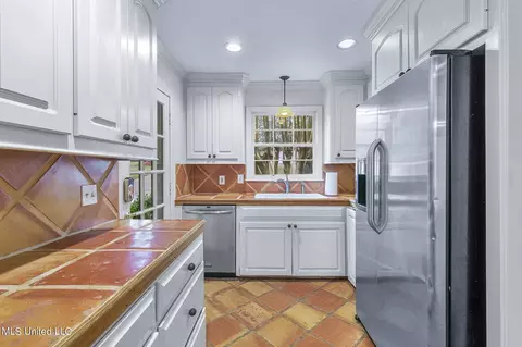 Kitchen - 4676 Cheryl Dr, Jackson, MS 39211 photo 2 of 4