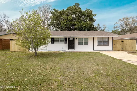 203 Walnut Dr, Ocean Springs, MS 39564