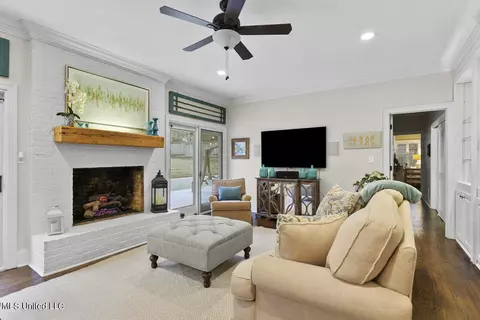 Living - 4646 Northampton Dr, Jackson, MS 39211 photo 2 of 6