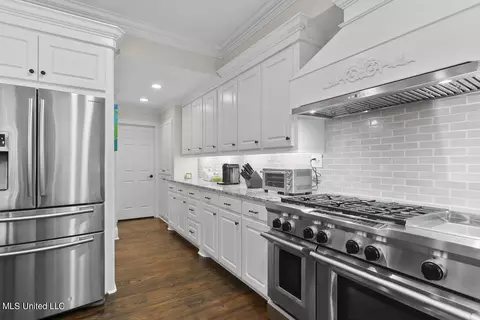 Kitchen - 4646 Northampton Dr, Jackson, MS 39211 photo 2 of 9