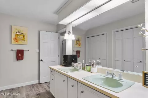 Bath - 4646 Northampton Dr, Jackson, MS 39211 photo 7 of 7