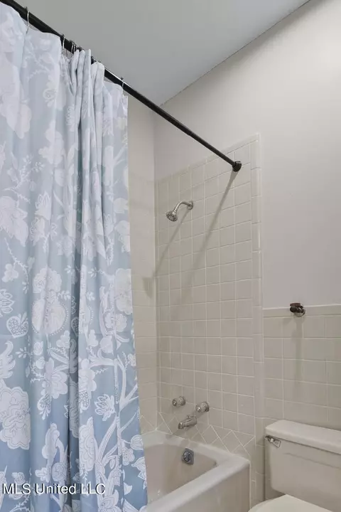 Bath - 4646 Northampton Dr, Jackson, MS 39211 photo 2 of 7