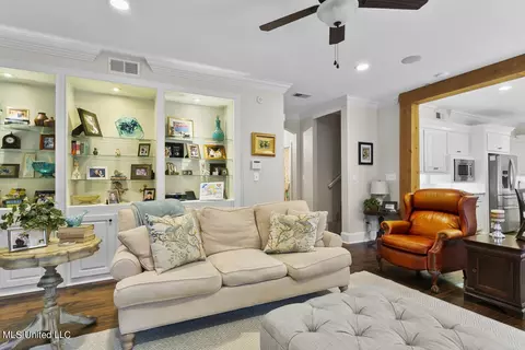 Living - 4646 Northampton Dr, Jackson, MS 39211 photo 5 of 6