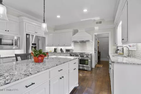 Kitchen - 4646 Northampton Dr, Jackson, MS 39211 photo 7 of 9