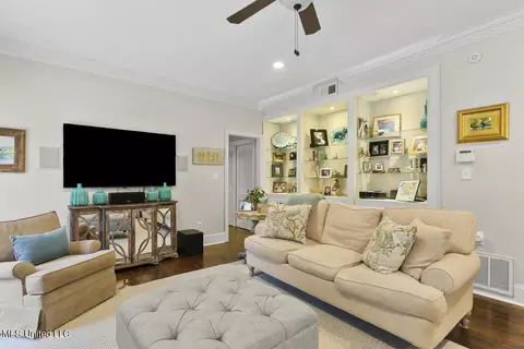Living - 4646 Northampton Dr, Jackson, MS 39211 photo 3 of 6
