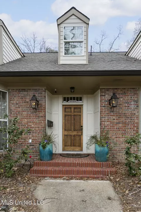 Entry Way - 4646 Northampton Dr, Jackson, MS 39211 photo 1 of 2