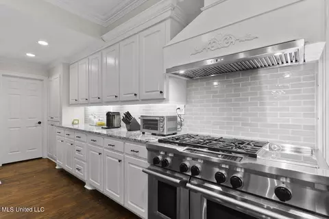 Kitchen - 4646 Northampton Dr, Jackson, MS 39211 photo 1 of 9
