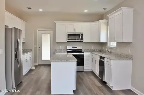 Kitchen - 127 Willie Finch Rd, Lucedale, MS 39452 photo 2 of 5
