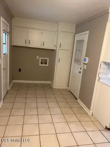 Kitchen - 3070 Suncrest Dr, Jackson, MS 39212 photo 3 of 3