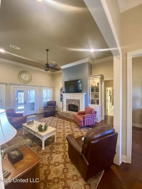 Living - 254 Bellamy Ct, Flowood, MS 39232 photo 4 of 6