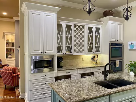 Kitchen - 254 Bellamy Ct, Flowood, MS 39232 photo 9 of 10