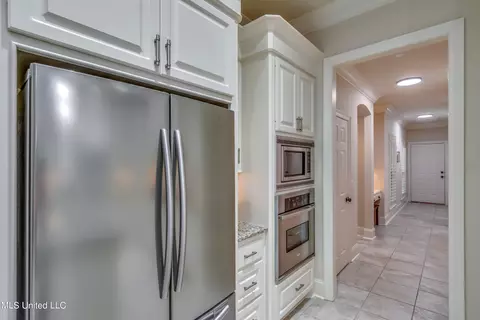 Kitchen - 138 Grayhawk Dr, Madison, MS 39110 photo 6 of 8