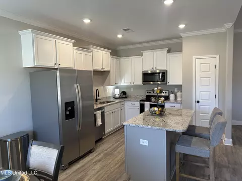 Kitchen - 564 Andys Way, Hernando, MS 38632 photo 2 of 4