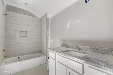 Bath - 3042 Ac Freeman Dr N, Hernando, MS 38632 photo 2 of 2