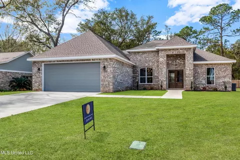 1525 S 7th St, Ocean Springs, MS 39564