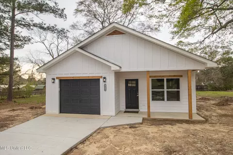 1016 W Elmer Ave, Wiggins, MS 39577