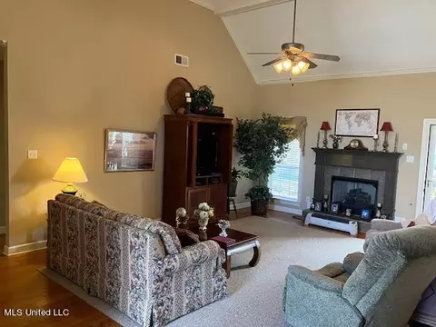 Living - 1263 Heritage Dr, Hernando, MS 38632 photo 2 of 4