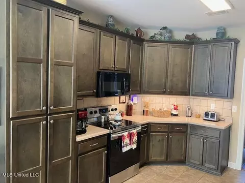 Kitchen - 1263 Heritage Dr, Hernando, MS 38632 photo 2 of 2