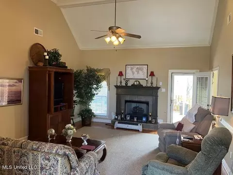 Living - 1263 Heritage Dr, Hernando, MS 38632 photo 3 of 4