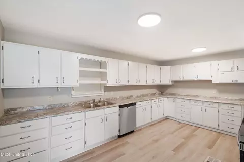 Kitchen - 83 Cajun Hill Rd, Coldwater, MS 38618 photo 1 of 2