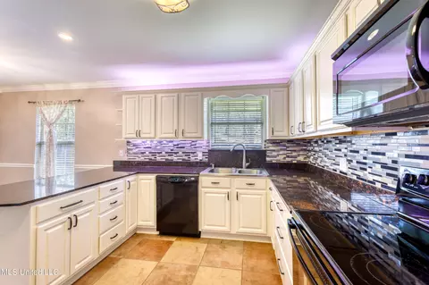 Kitchen - 1835 Brasher Rd, Biloxi, MS 39532 photo 4 of 5