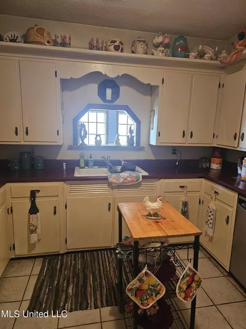 Kitchen - 1821 Star Landing Rd, Nesbit, MS 38651 photo 3 of 4