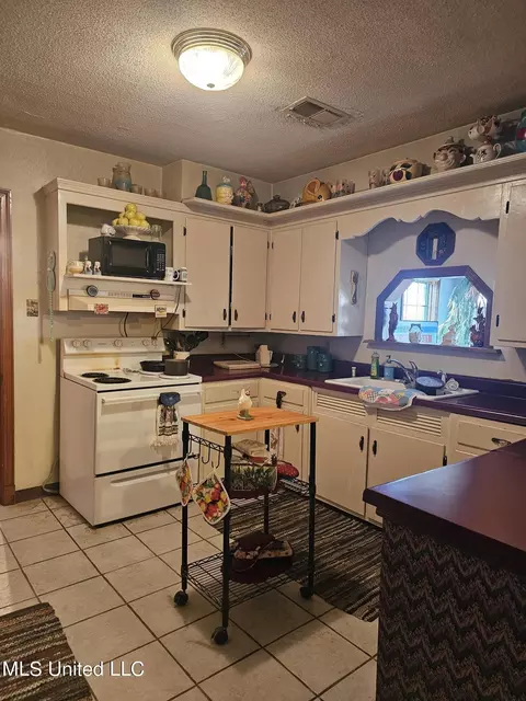 Kitchen - 1821 Star Landing Rd, Nesbit, MS 38651 photo 2 of 4