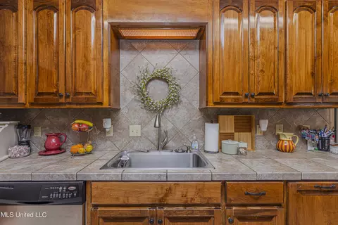 Kitchen - 421 Rolling Hills Cir, Brandon, MS 39042 photo 4 of 4