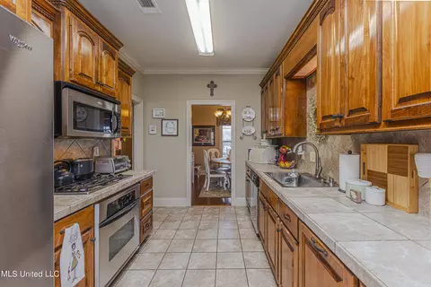 Kitchen - 421 Rolling Hills Cir, Brandon, MS 39042 photo 2 of 4