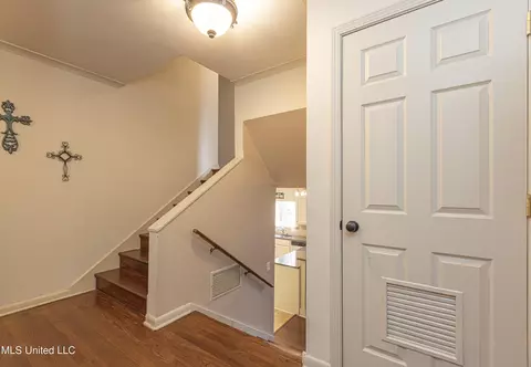 Entry Way - 1230 Saint Ann St, Jackson, MS 39202 photo 3 of 6