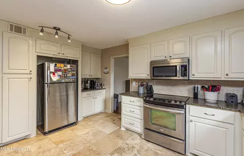 Kitchen - 1230 Saint Ann St, Jackson, MS 39202 photo 3 of 6