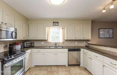 Kitchen - 1230 Saint Ann St, Jackson, MS 39202 photo 2 of 6