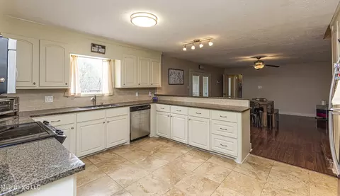 Kitchen - 1230 Saint Ann St, Jackson, MS 39202 photo 5 of 6