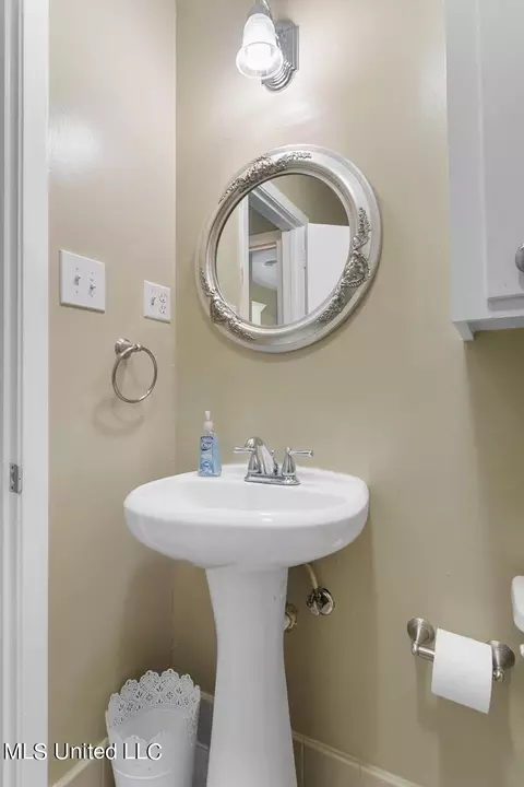 Bath - 1515 Devine St, Jackson, MS 39202 photo 4 of 5