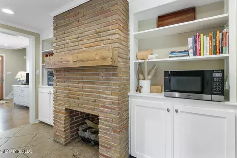 Living - 1515 Devine St, Jackson, MS 39202 photo 3 of 6
